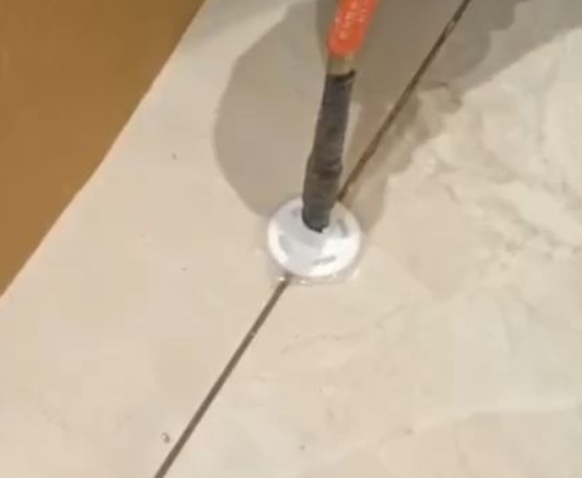 横峰瓷砖空鼓维修公司专业解答瓷砖在铺贴过程中，如果没有涂抹均匀到位的粘结材料（如水泥砂浆或瓷砖胶），可能会导致以下问题