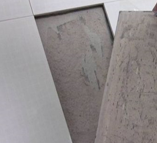 横峰瓷砖空鼓维修公司分享瓷砖铺贴时如果打浆（即涂抹在瓷砖背面和基层上的砂浆或瓷砖胶）过少，会带来以下问题
